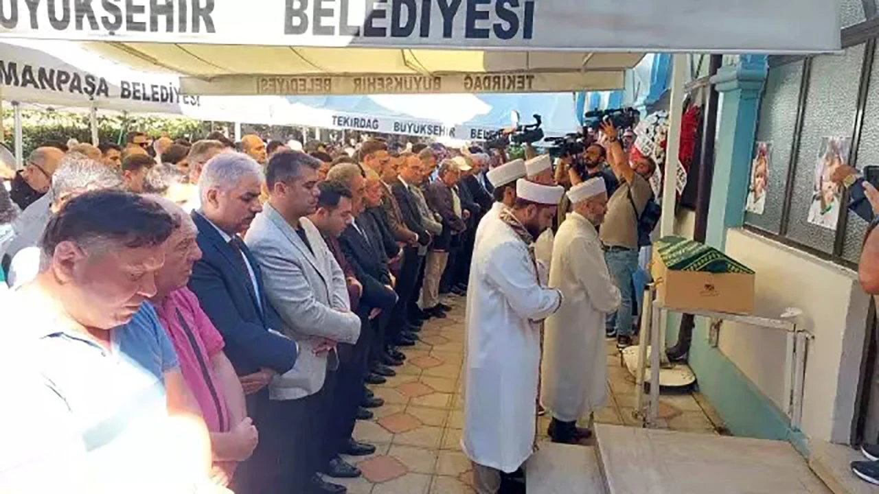 Sıla Bebeğin Cenazesinde Gözyaşları Sel Oldu! İmam Cemaatten Değil Bebekten Helallik İstedi 