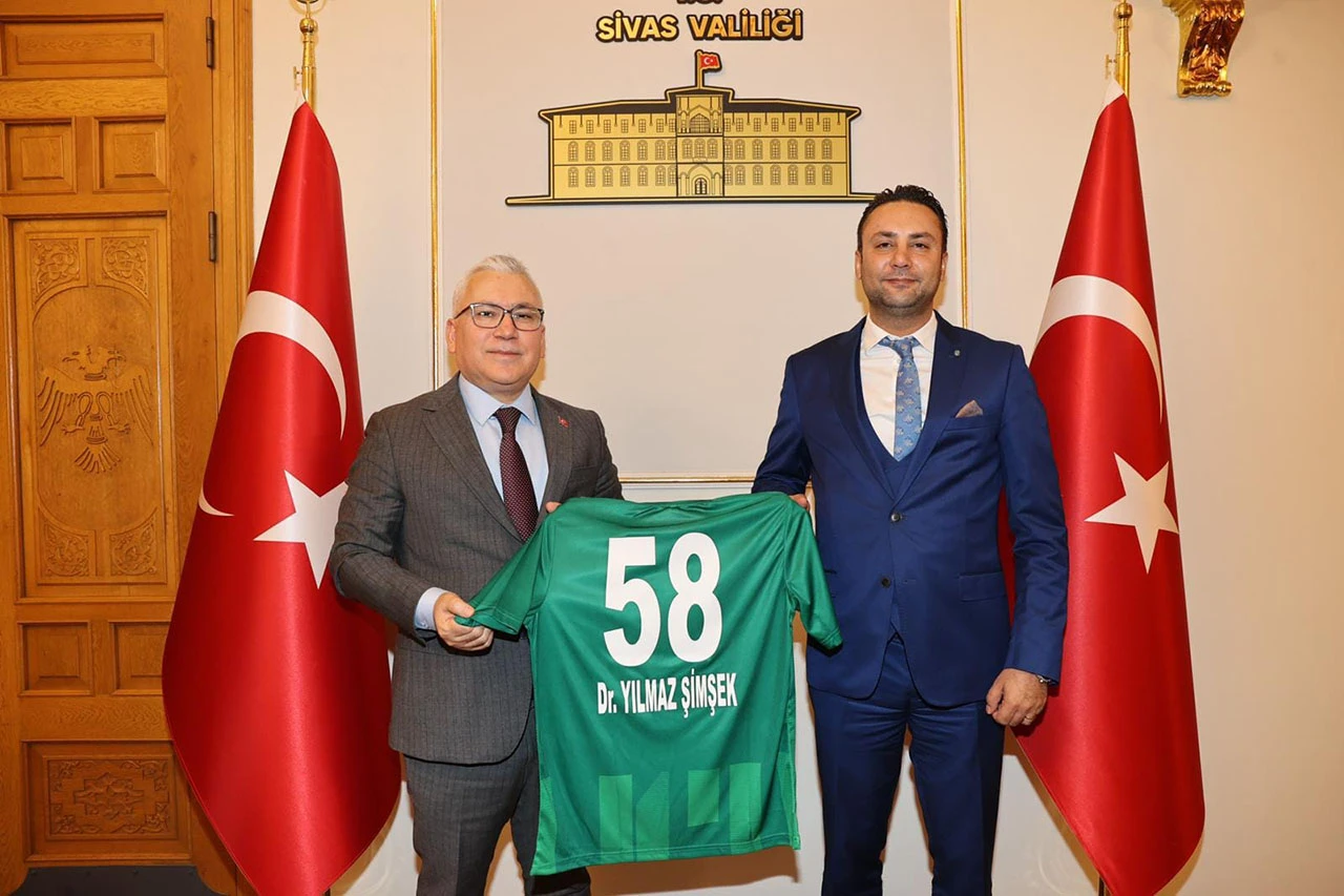 Sivas Belediyespor Kulüp Başkanı Hikmet Kaya'dan Vali Şimşek’e 58 Numaralı Forma!