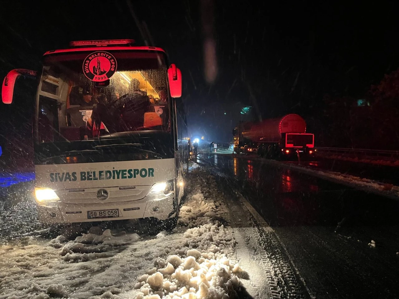 Sivas Gücü Belediyespor takım otobüsü kaza yaptı