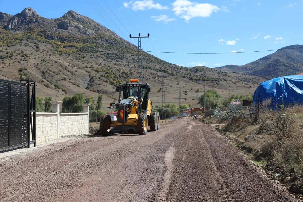 Sivas'ta 2,5 Kilometre Yol Asfaltlanacak!  Çalışmalar Sürüyor! 