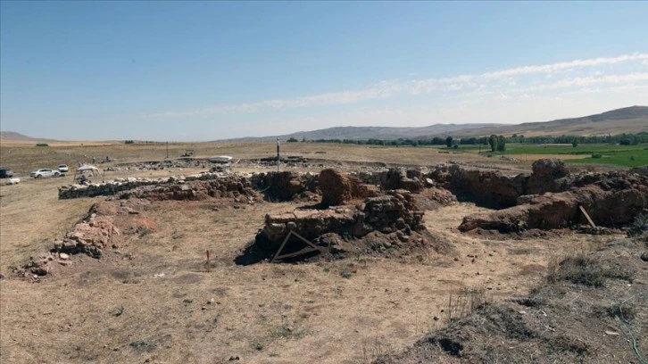 Sivas'ta 3 Bin 900 Yıl Öncesine Ait El Baskısı ve Sıvama İzleri Bulundu