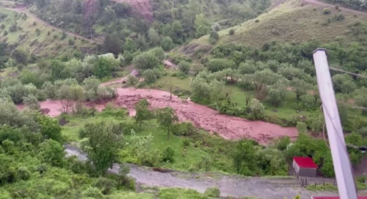 Sivas'ta 9 Kişi Selde Mahsur Kaldı 