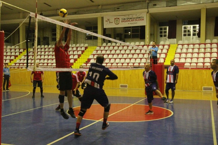 Sivas'ta Amatör Voleybolcular Yarıştı 