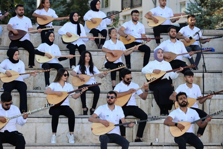 Sivas'ta Aşık Veysel Rüzgarı Esti 