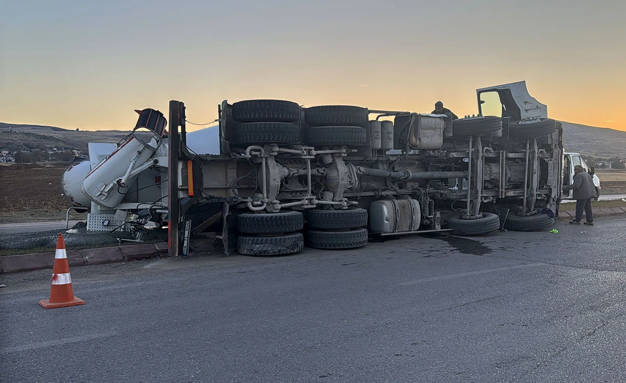 Sivas'ta Beton Mikseri Devrildi 