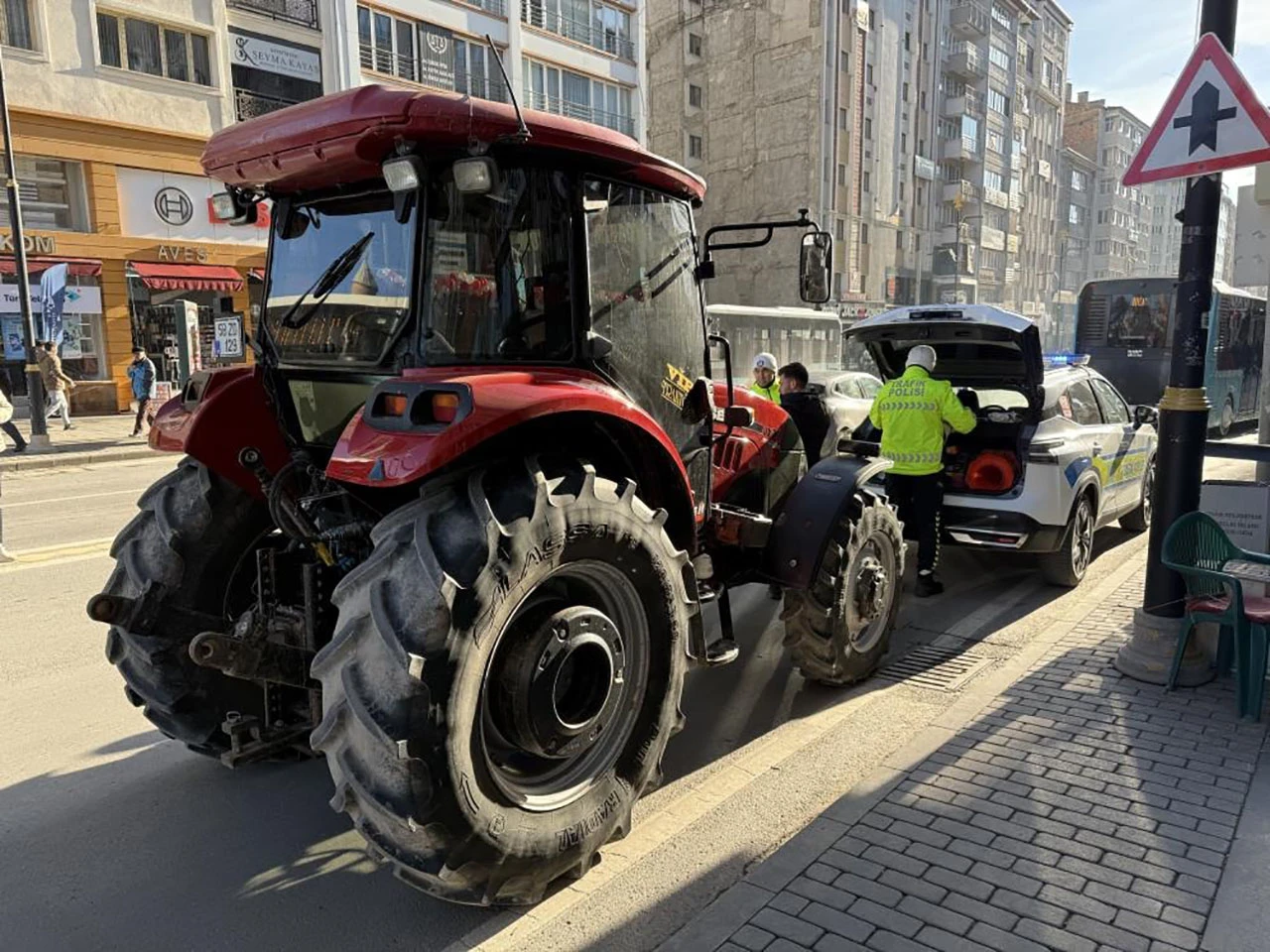 Sivas'ta Ehliyetsiz Traktör Sürücüsü 41 Bin Lira Ceza Yedi! 