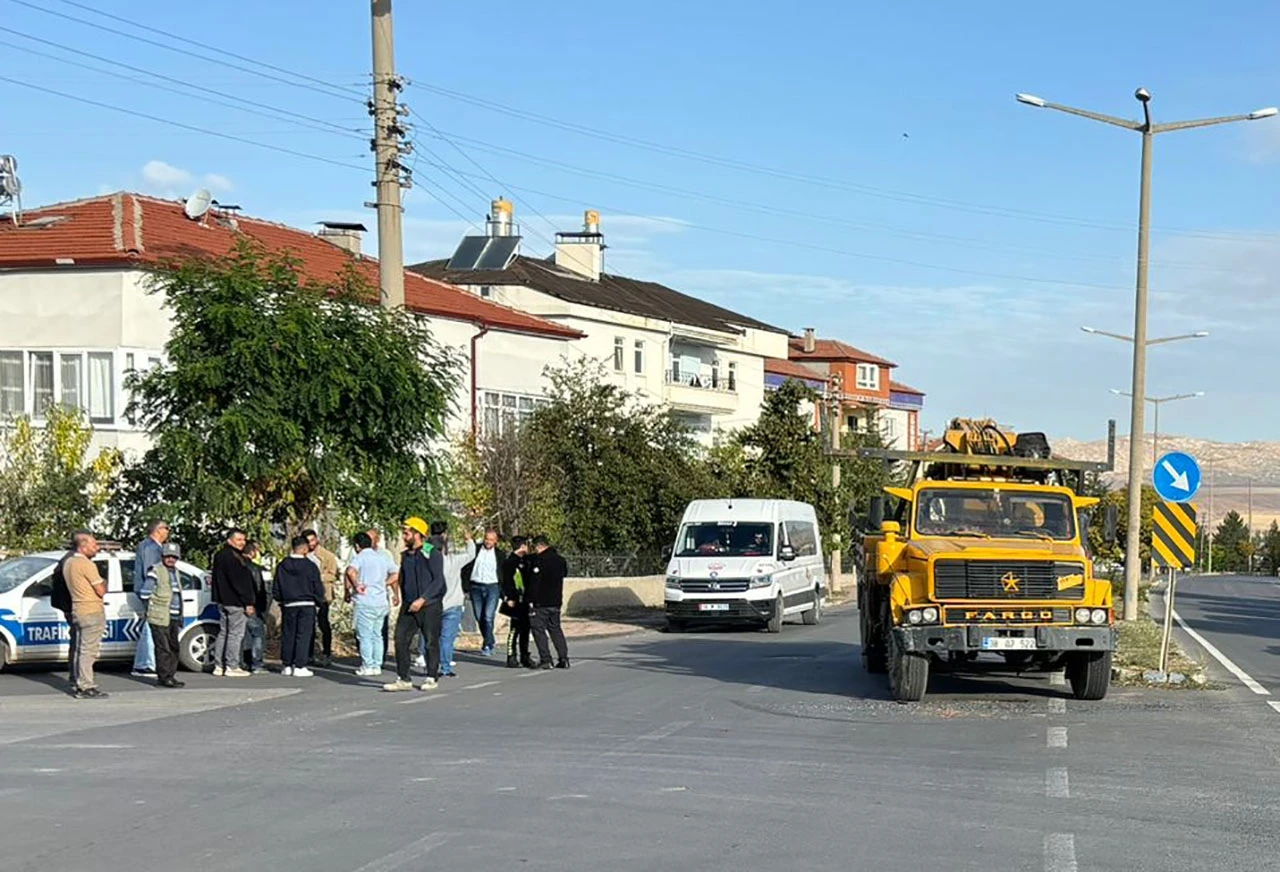 Sivas'ta İş Makinesi İle Servis Çarpıştı: 4 Öğrenci Yaralandı 