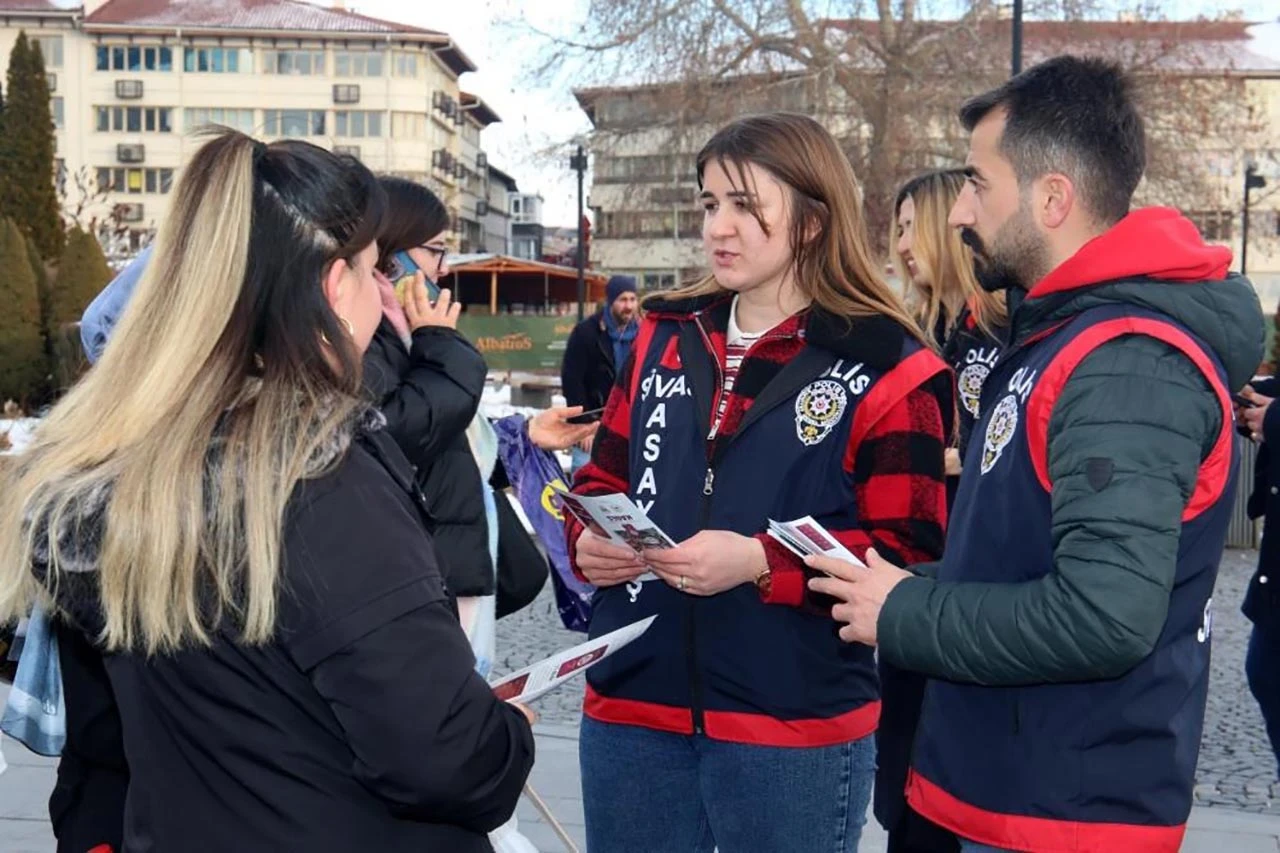 Sivas'ta 'Kadına El Kalkamaz' ve KADES Broşürleri Dağıtıldı