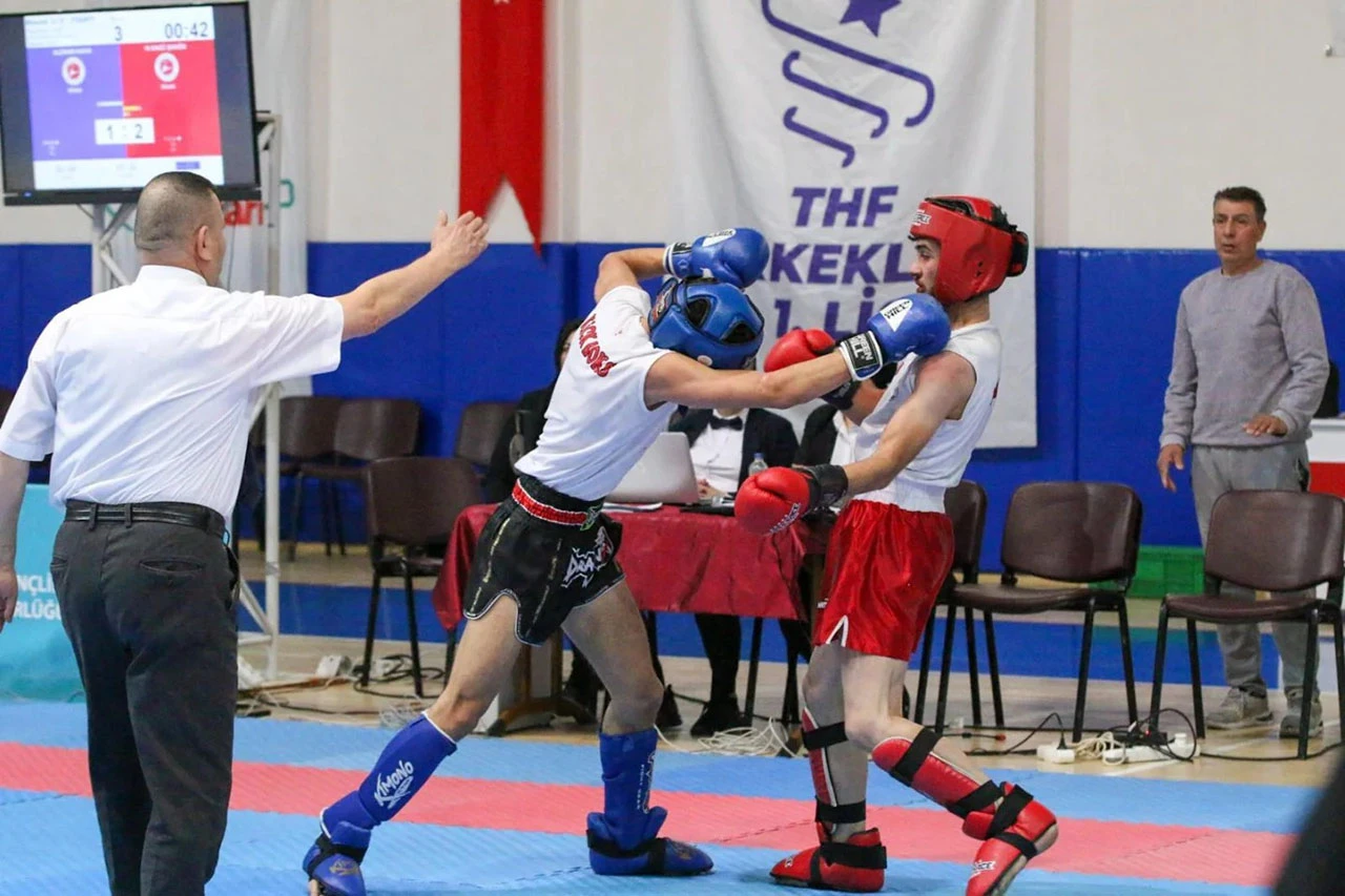 Sivas'ta Kick Boks Ödüllerini Müdür Ertem Verdi! 