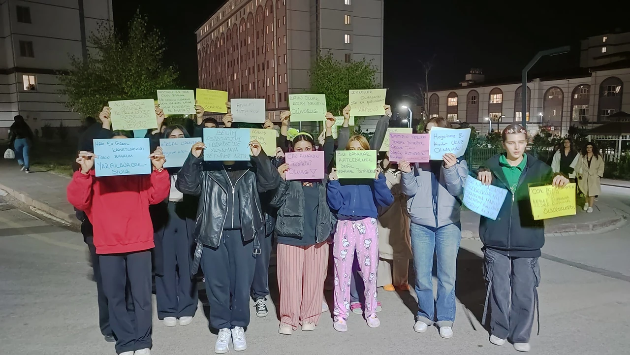 Sivas'ta Kız Yurdundaki Öğrenciler "Can Güvenliğimiz Yok" Diyerek Eylem Yaptı! 