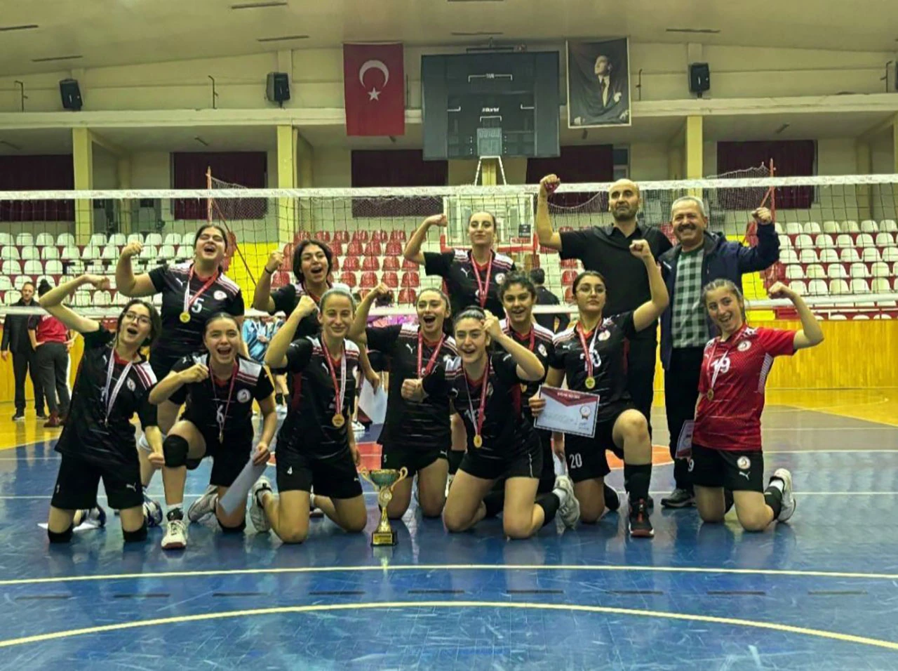 Sivas'ta meslek lisesi kız voleybol takımı bölge yarışmalarına katılacak