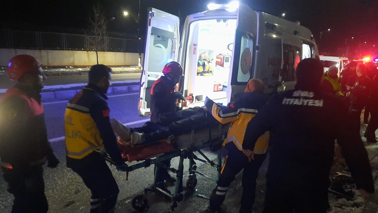 Sivas'ta Minibüs Otomobile Çarptı: 4 Yaralı