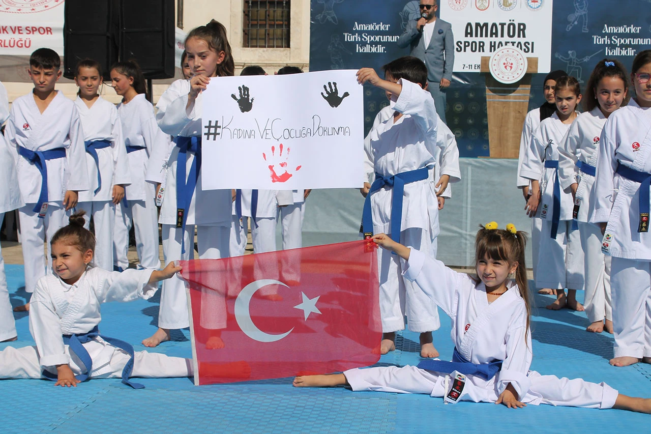 Sivas'ta Minik Karatecilerden Anlamlı Mesaj: 'Kadına ve Çocuğa Dokunma'