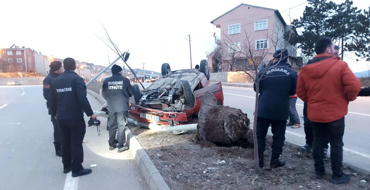 Sivas’ta Otomobil Aydınlatma Direğine Çarptı, Sürücü Hastaneye Kaldırıldı