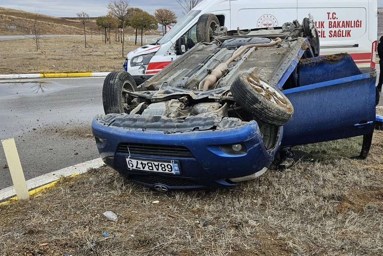 Sivas’ta Otomobil Takla Attı: 2 Kişi Hastaneye Kaldırıldı