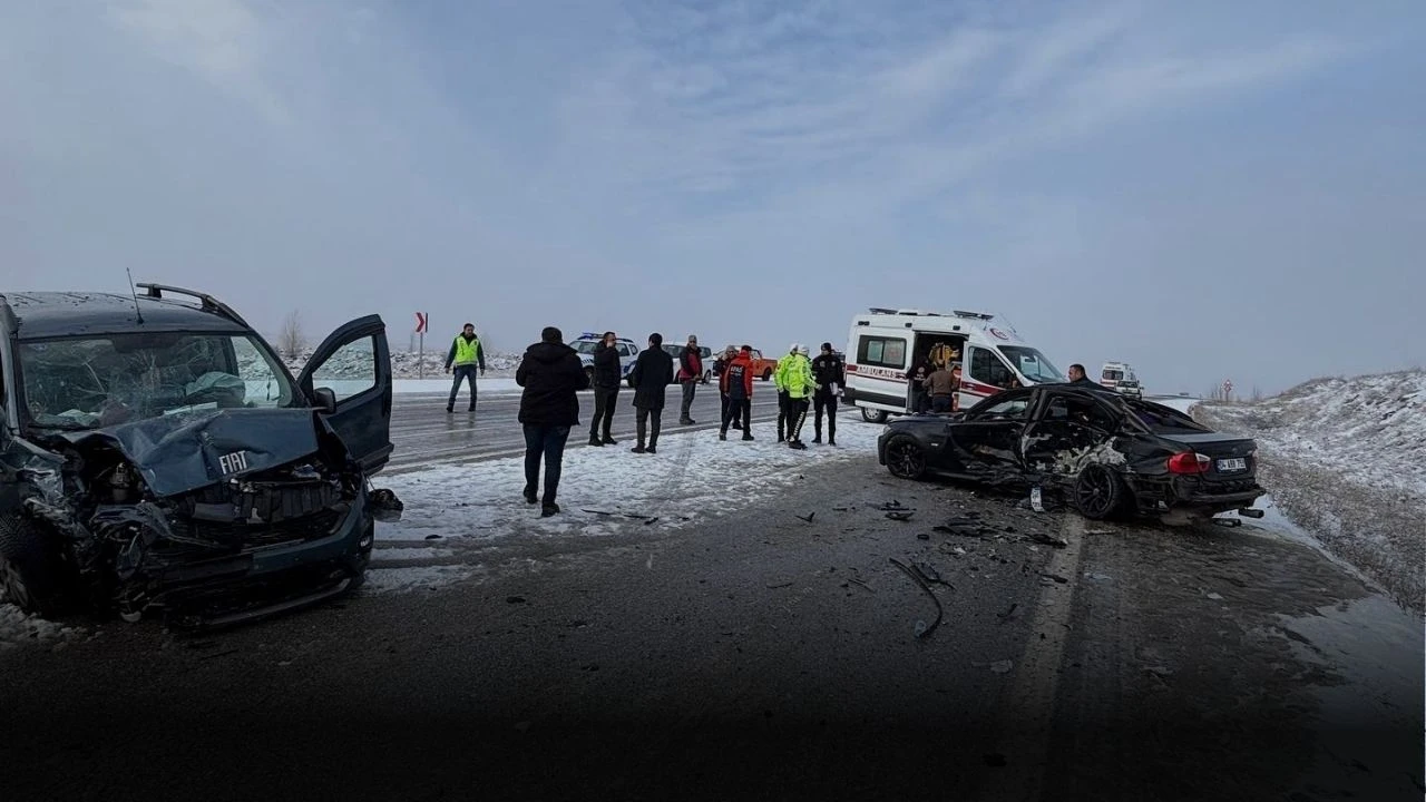 Sivas'ta Otomobille Hafif Ticari Araç Çarpıştı: 5 Yaralı 