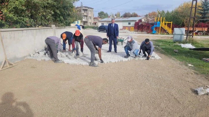 Sivas'ta Parke Döşemeleri Devam Ediyor 