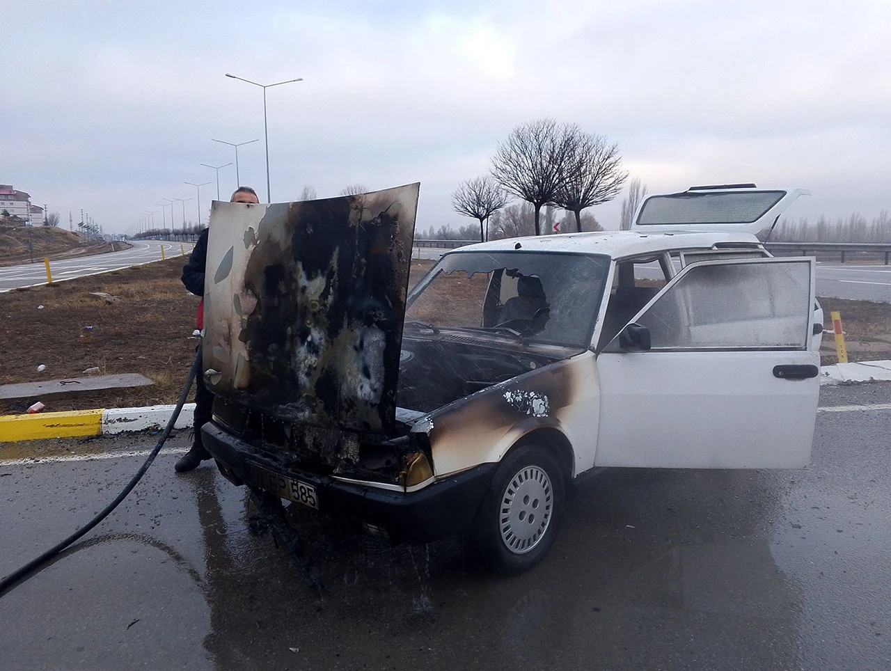 Sivas'ta Seyir Halindeki Otomobilin Motoru Alev Aldı! 