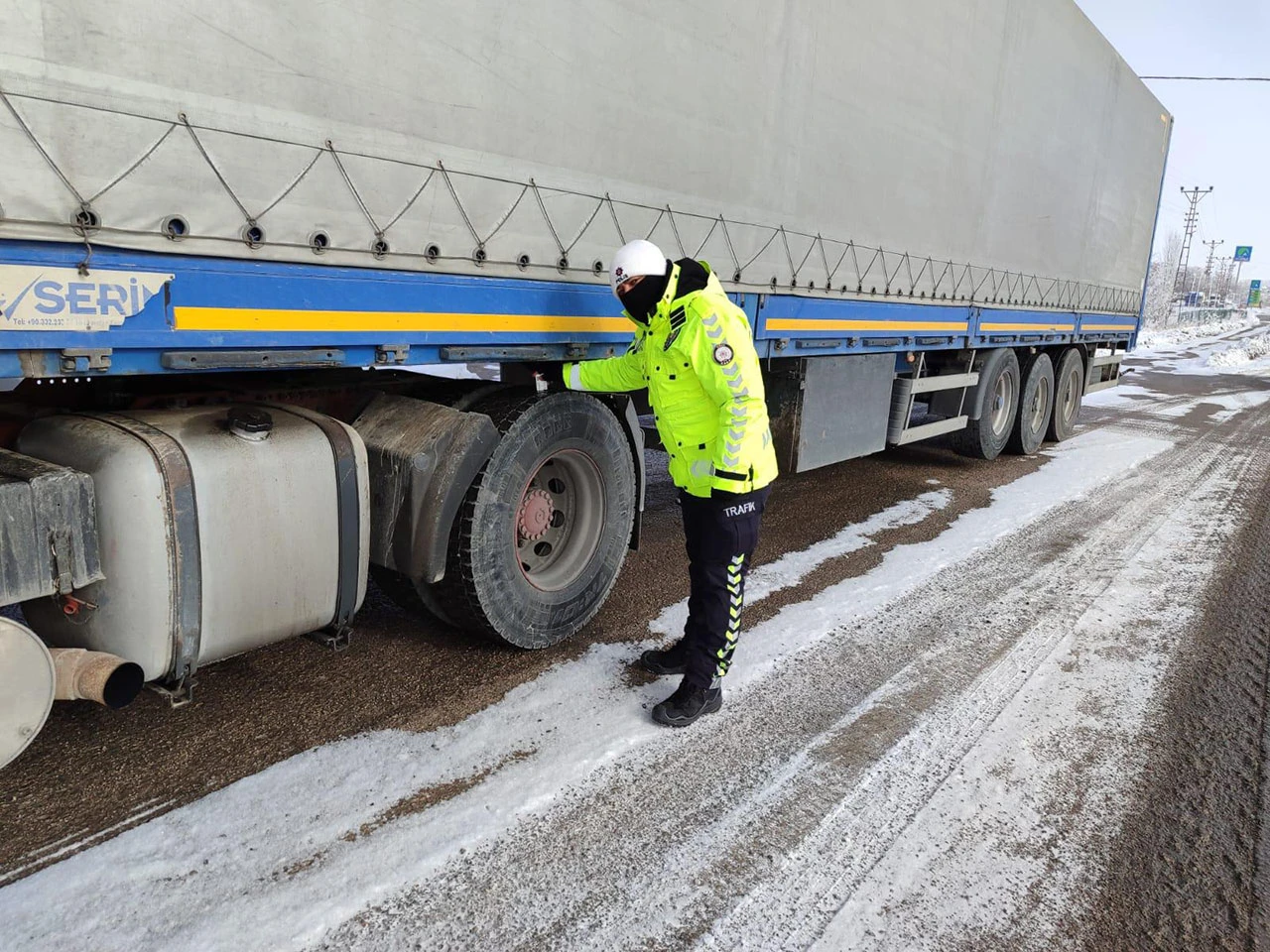 Sivas'ta Trafikte Kış Alarmı: Lastiği Olmayan Yola Çıkmasın!