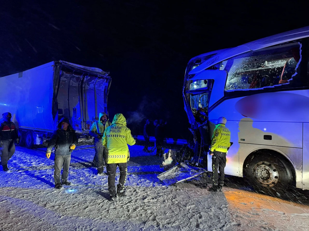 Sivas’ta Yolcu Otobüsü Tıra Çarptı: 1’i Ağır 13 Kişi Yaralı 