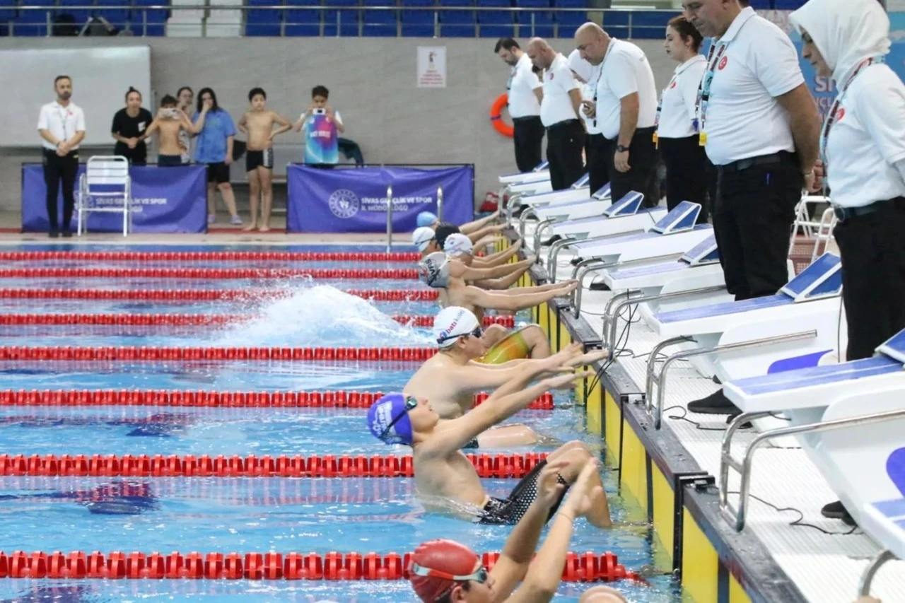 Sivas'ta Yüzmede Kıyasıya Rekabet