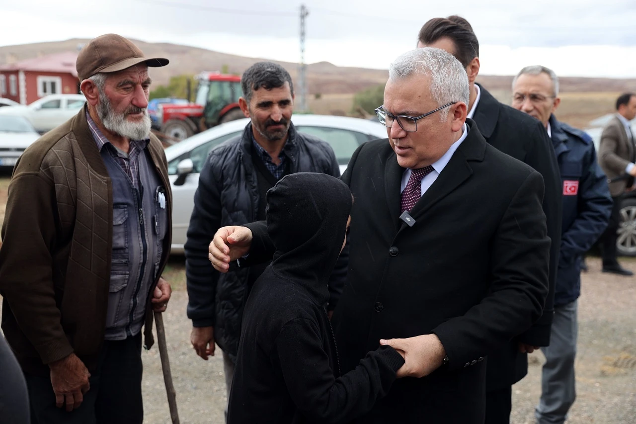 Sivas Valisinden Açıklama:"12 Evde Hasar, 2 Öğrenci Hastanede...''