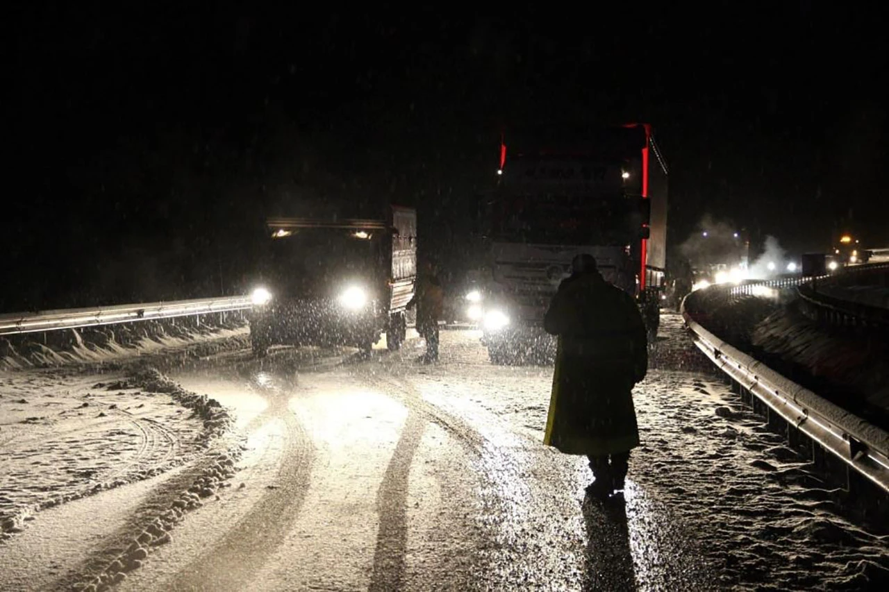 Sivas Yolunda Kar Nedeniyle Ulaşımda Aksama Yaşandı