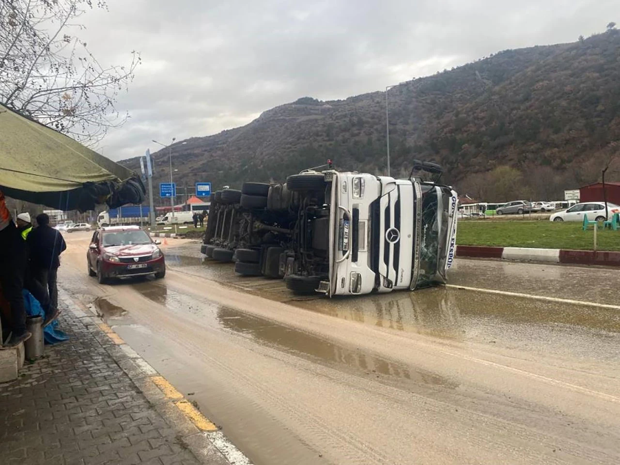 Sivas Yolunda Yağ Dolu Tanker Devrildi! 