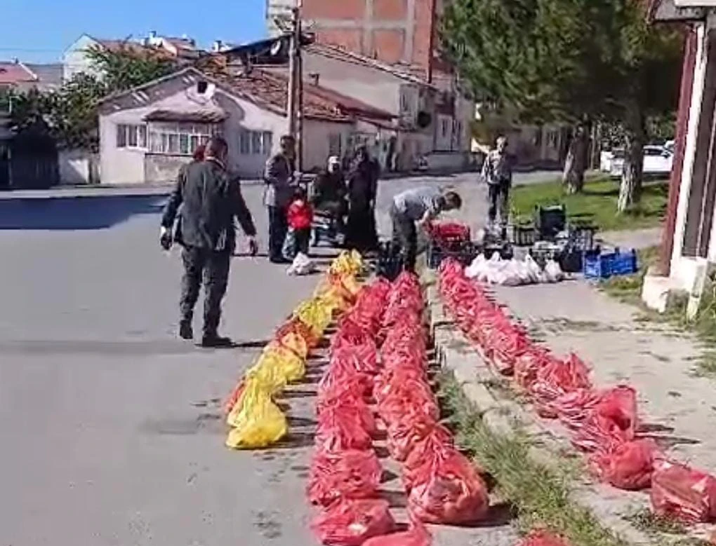 Sivaslı Muhtar İhtiyaç Sahibi Ailelerin Umudu Oldu!