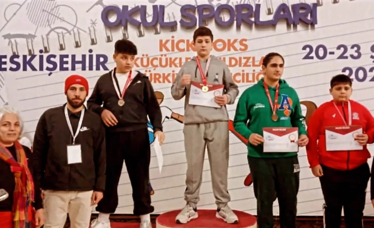 Sivaslı öğrenci kick boks şampiyonasında Türkiye şampiyonu oldu