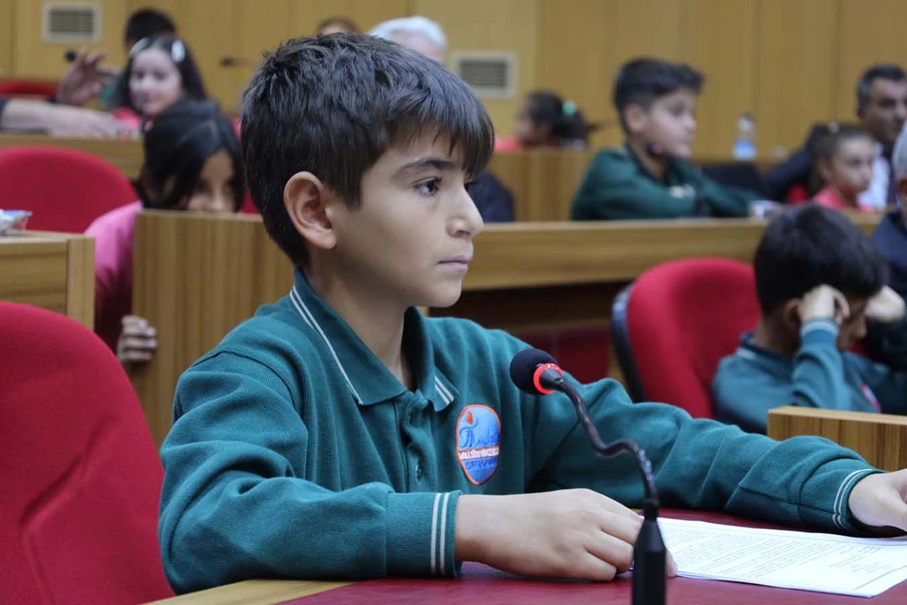 Sivaslı Öğrenciler Meclis'e Konuk Oldu! İstekleri Dinleyenleri Gülümsetti