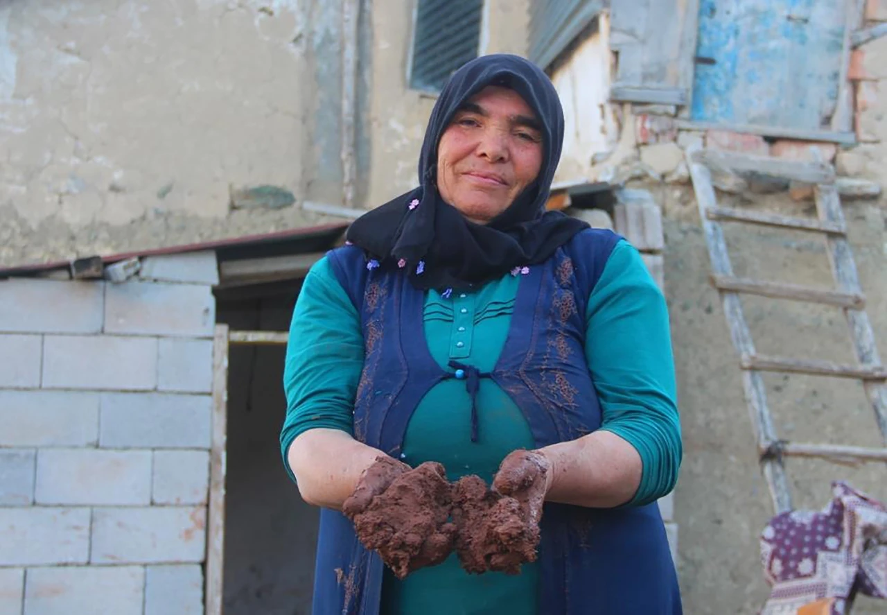 Sivaslı Sevim Teyze Elinin Çamuruyla  6 Çocuk Büyüttü!