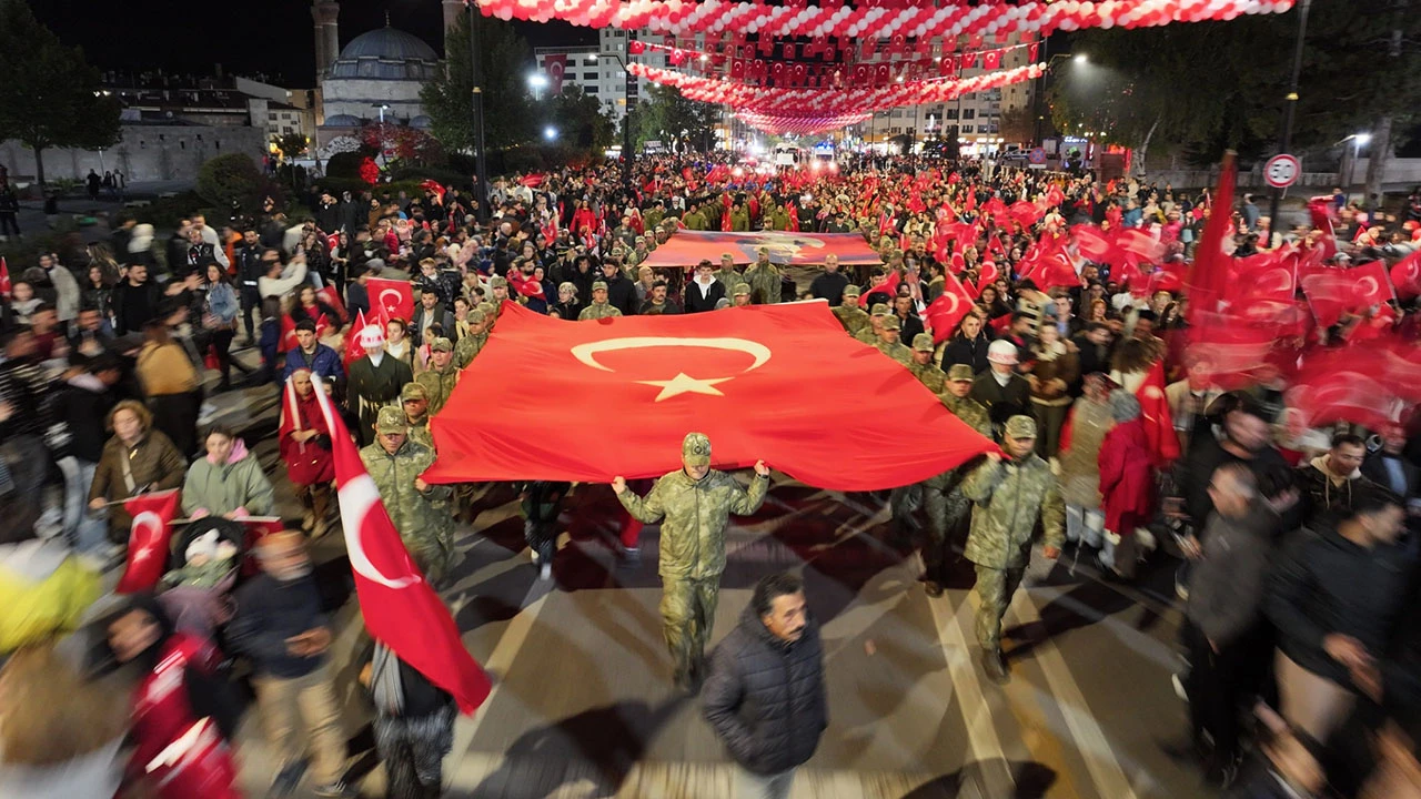 Sivaslılar 7’den 70’e "Cumhuriyet" Yürüyüşüne Katıldı  