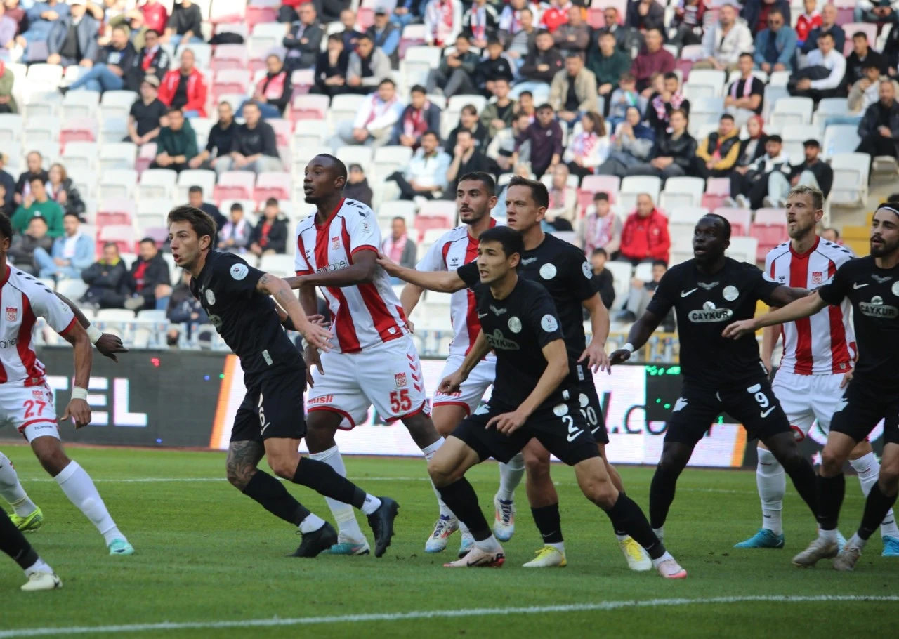 Sivasspor'da Uğur Çiftçi Kırmızı Kart Gördü! 