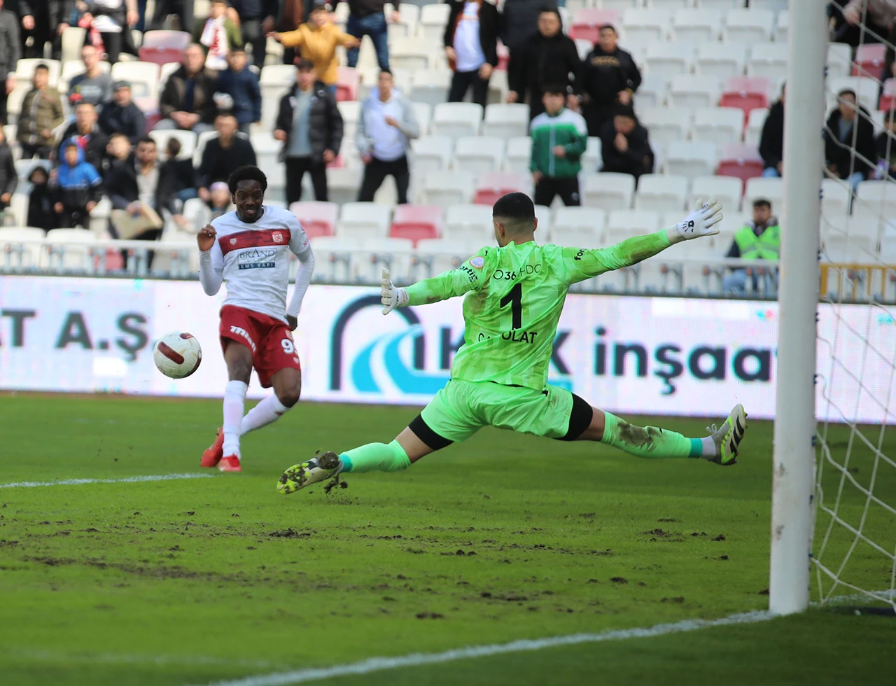 Sivasspor Fenerbahçe Karşısında Meniq'i Kullanacak! 