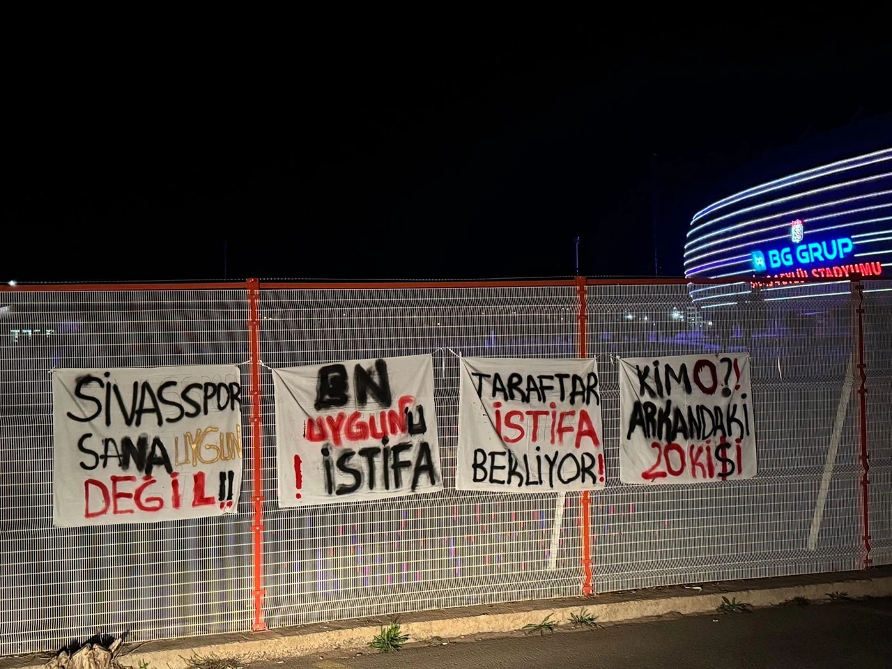 Sivasspor Taraftarlarından Pankartlı Protesto: Sivasspor Sana &quot;Uygun&quot; Değil