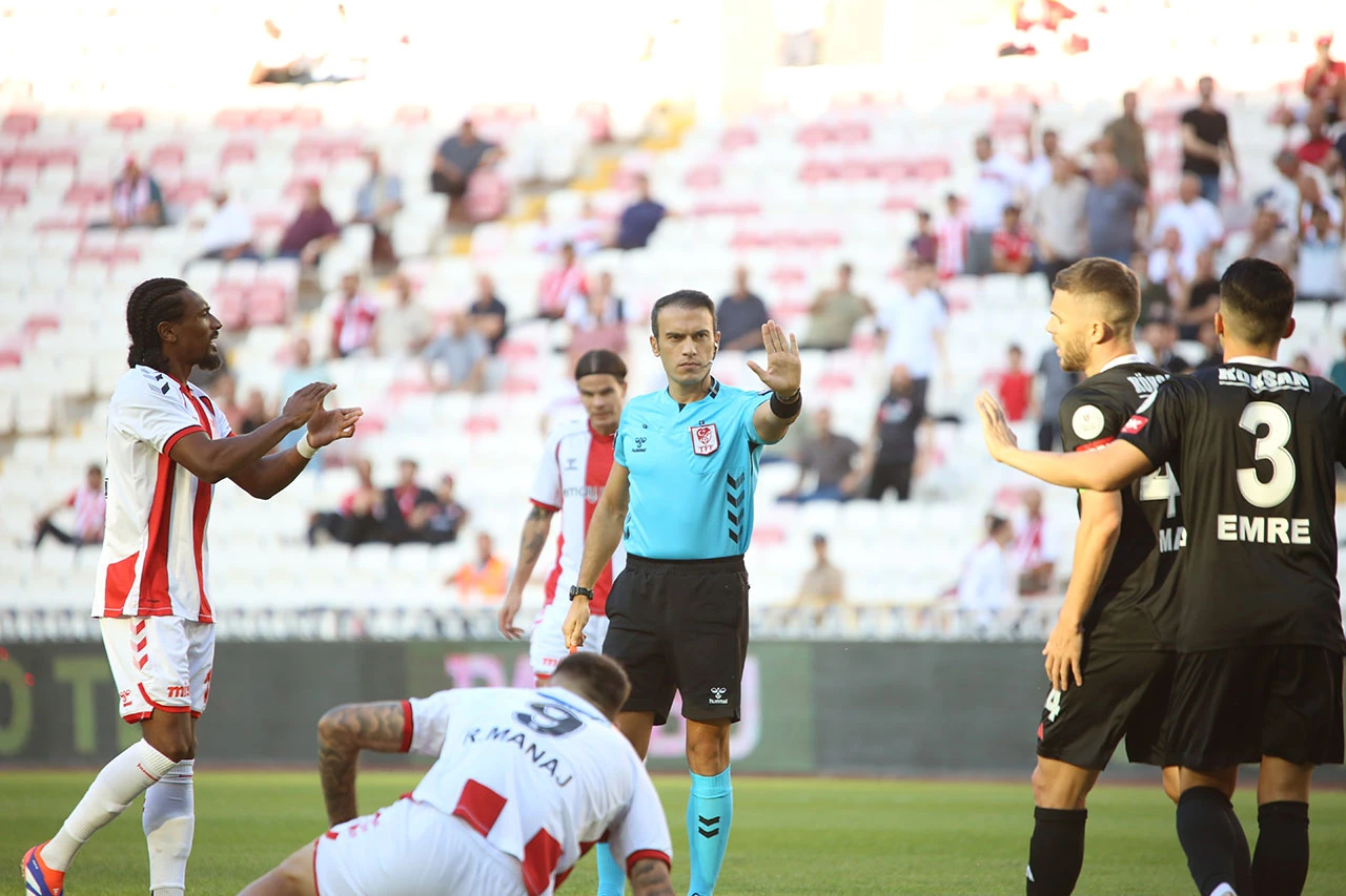 Sivasspor’un 17 Maçında 12 Hakem Düdük Çaldı