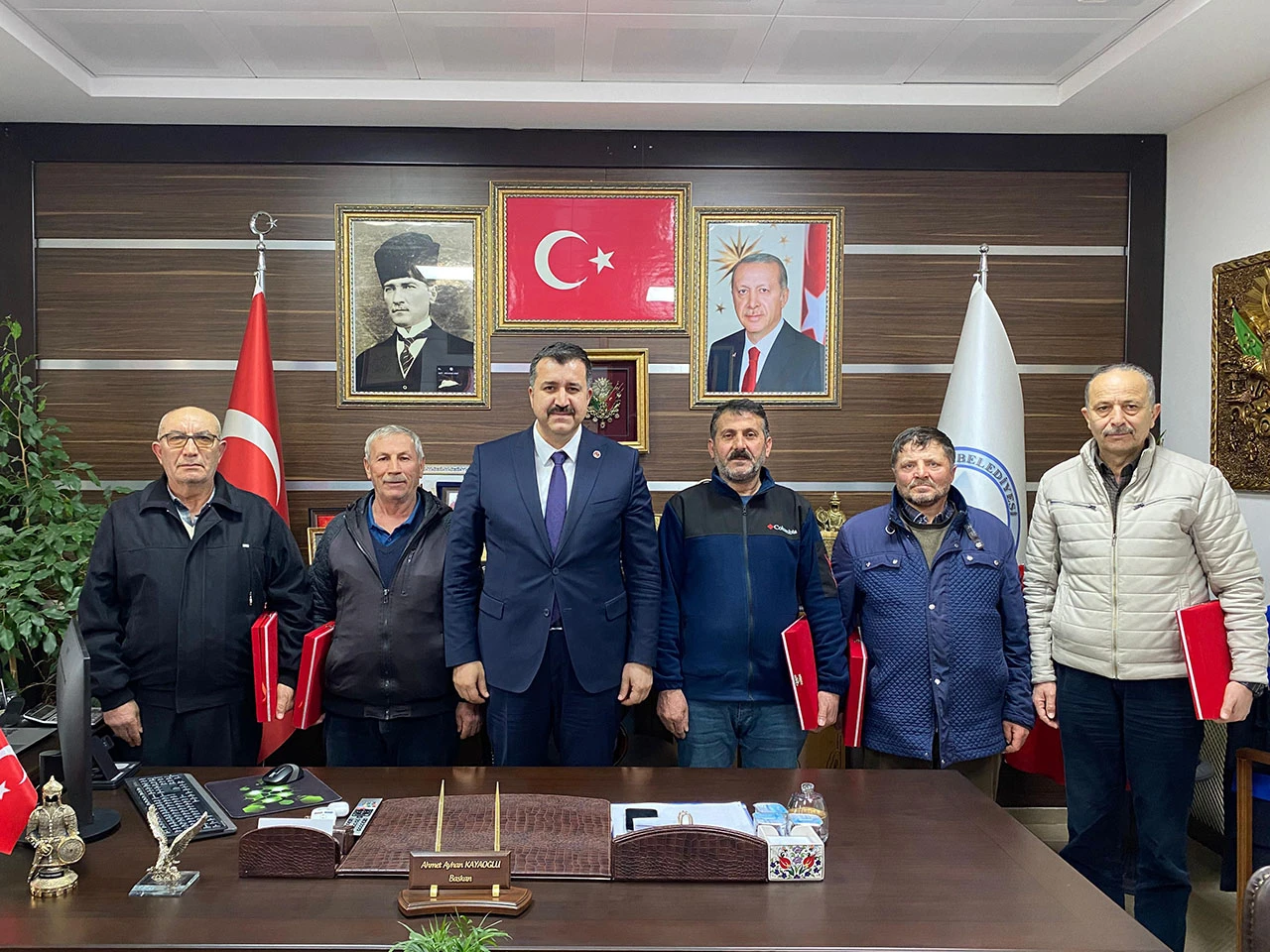 Suşehri Belediyesinde emekli olan işçilere teşekkür plaketi verildi