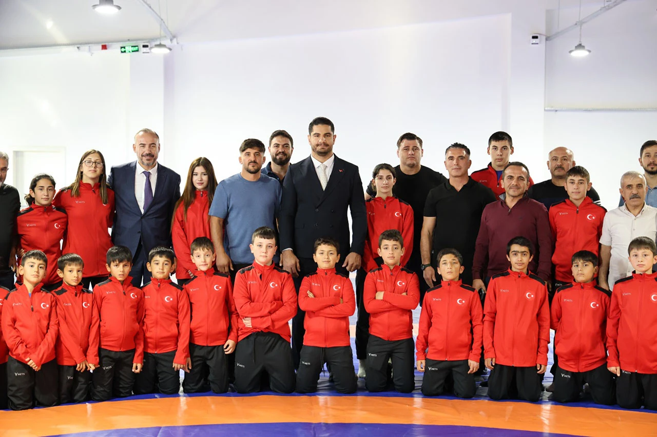 Taha Akgül Sivas'ta Minik Sporcuları Sevindirdi!