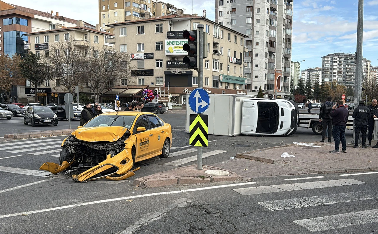 Taksi ile Kamyonetin Çarpışması Sonucu 6 Kişi Yaralandı