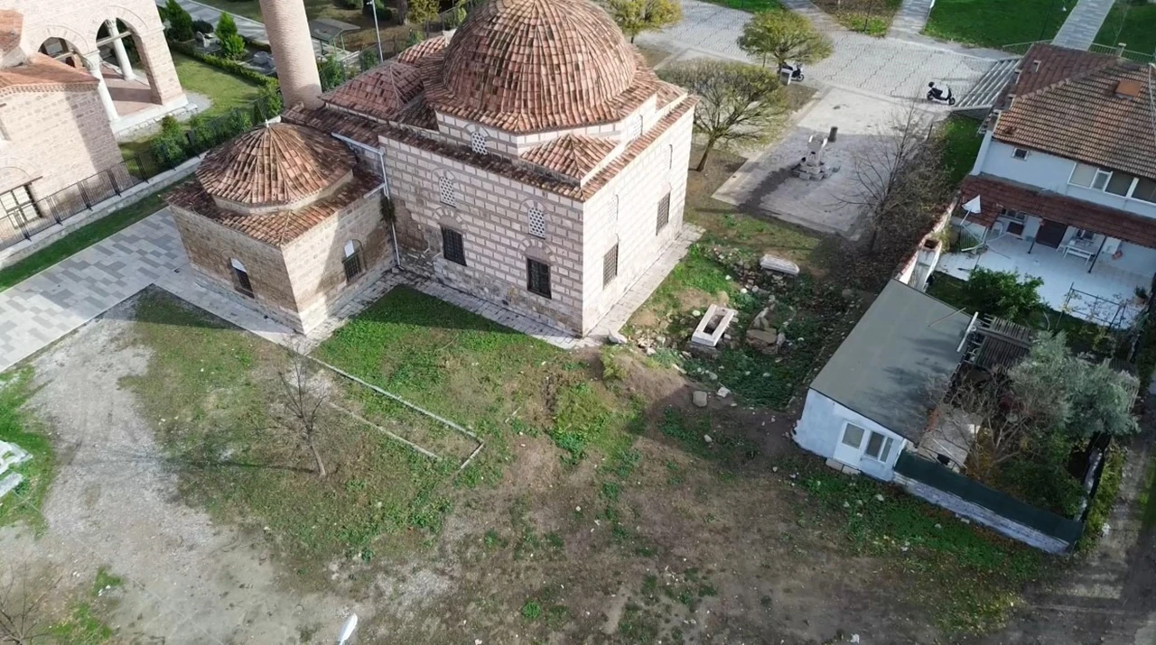  Tarihi mezarlık harabeye döndü