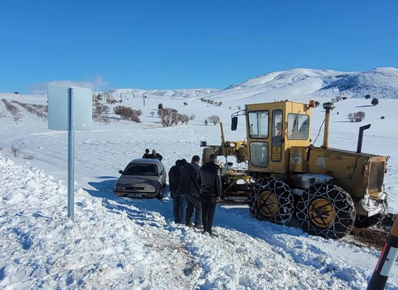 Tarlaya uçan araç kurtarıldı