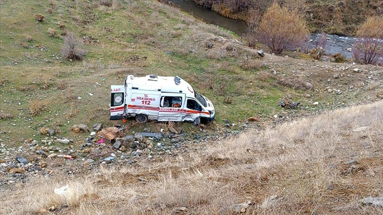 Trafik kazasında 3'ü sağlık personeli 11 kişi yaralandı