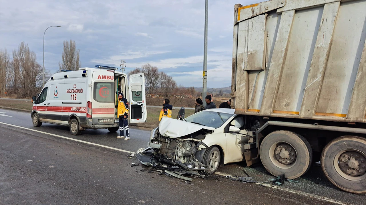  Trafik lambasında bekleyen kamyona çarpan otomobilin sürücüsü yaralandı