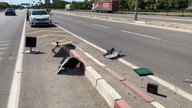 Trafik levhasına çarpan otomobil 50 metre savruldu