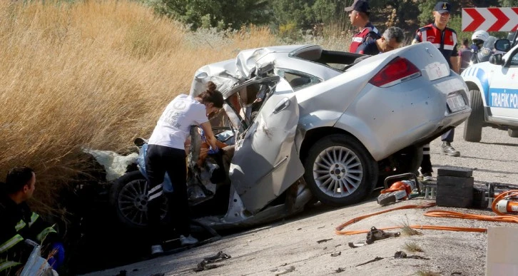 Tuğla Yüklü Tır Otomobille Çarpıştı, 2 Ölü 