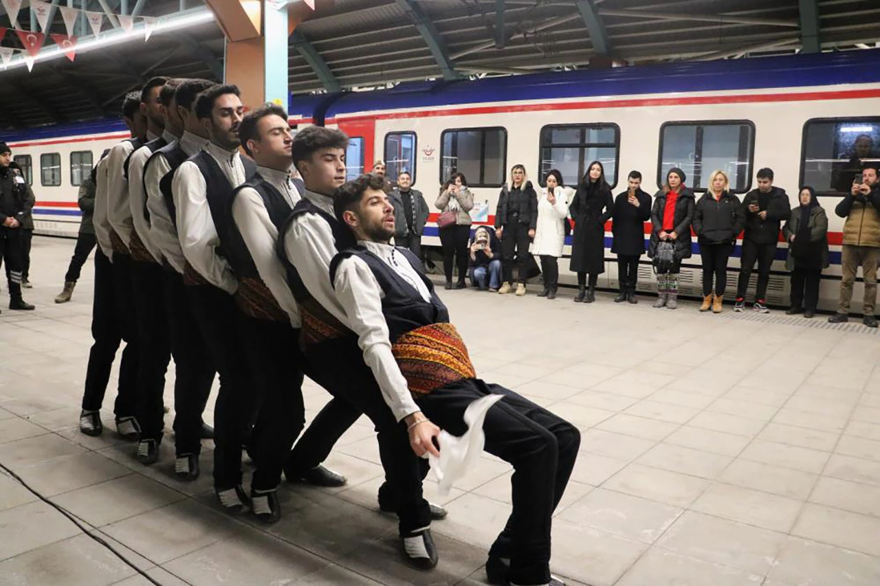 Turistlik Doğu Ekspresi Yolcuları Sivas’ta halayla karşılandı