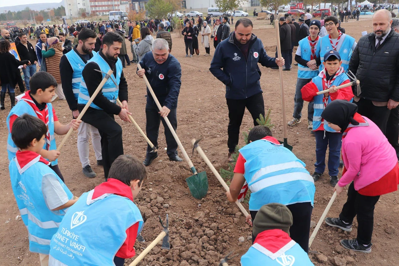 Türkiye Diyanet Vakfı Açıkladı: Sivas'ta 10 Bin Fidan Toprakla Buluşacak! 