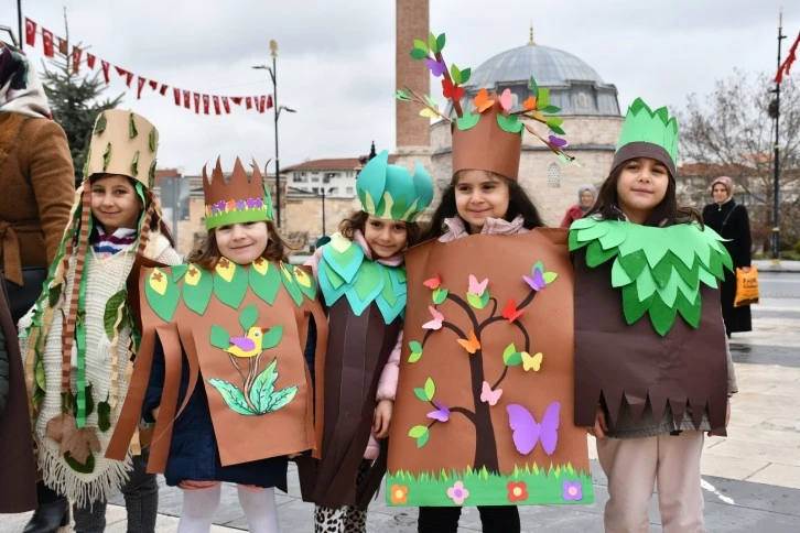 Türkü Söyleyerek Dikkat Çektiler