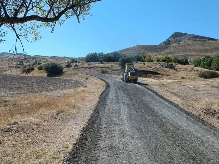 Ulaş İlçe Özel İdaresinin yol yapım çalışmaları sürüyor